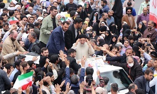تصاویر/ استقبال مردم قم از رییس جمهور در دومین دور سفر استانی